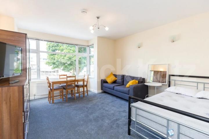 Close by to a tone of amenities and zone 2 underground station  Caledonian Road, Kings Cross